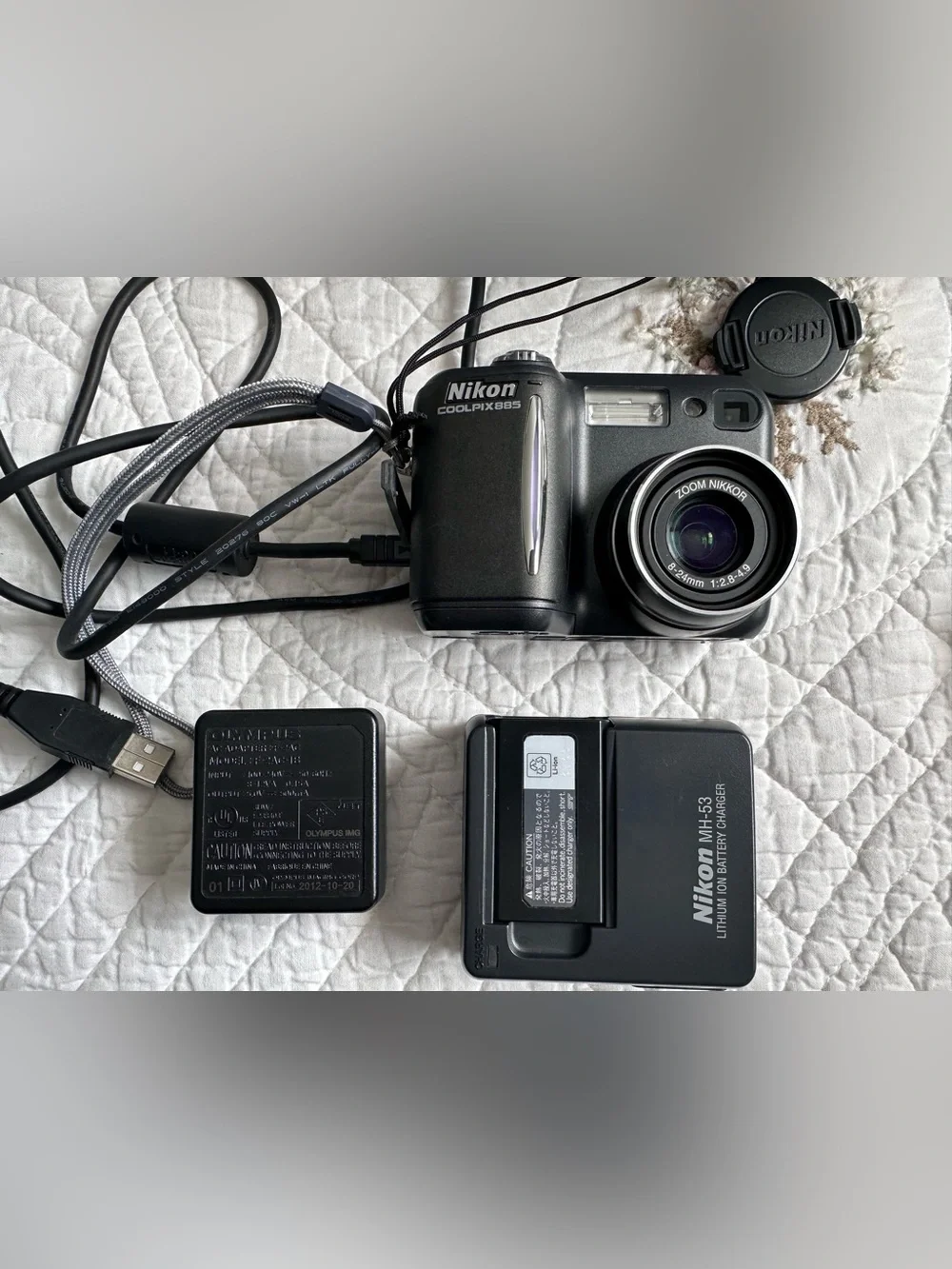 Nikon COOLPIX 885 Digital Camera in Black with Charger and USB Cable